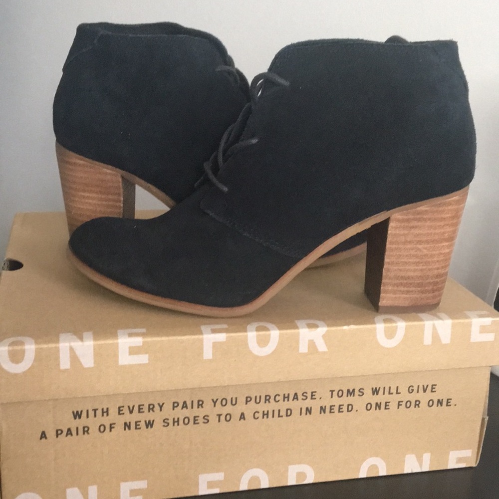 EUC TOMS Lunata Lace-Up in Black